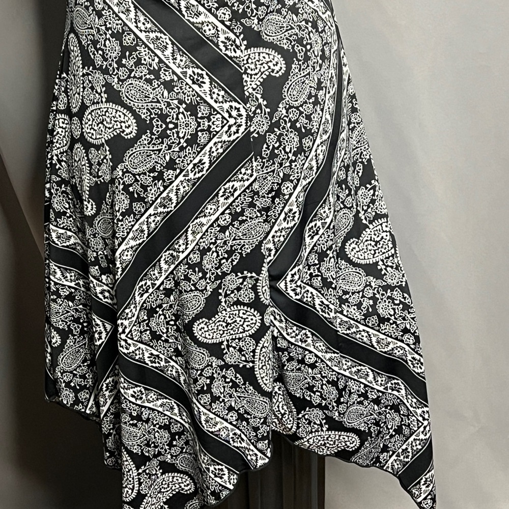 Venus Black And White Patterned Backless Dress - image 7